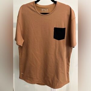 Dak Prescott Owned Men’s BYLT Drop Cut S/S Tee.
Brown/Black Pocket- Men’s XL